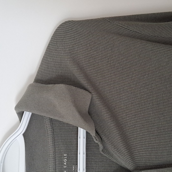 American Eagle Outfitters Tops - American Eagle cropped long sleeve button up